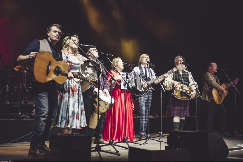 07_TheKellyFamily_25YearsOverTheHump_Live2019_CarstenKlick